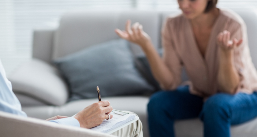 une femme en consultation d'hypnose