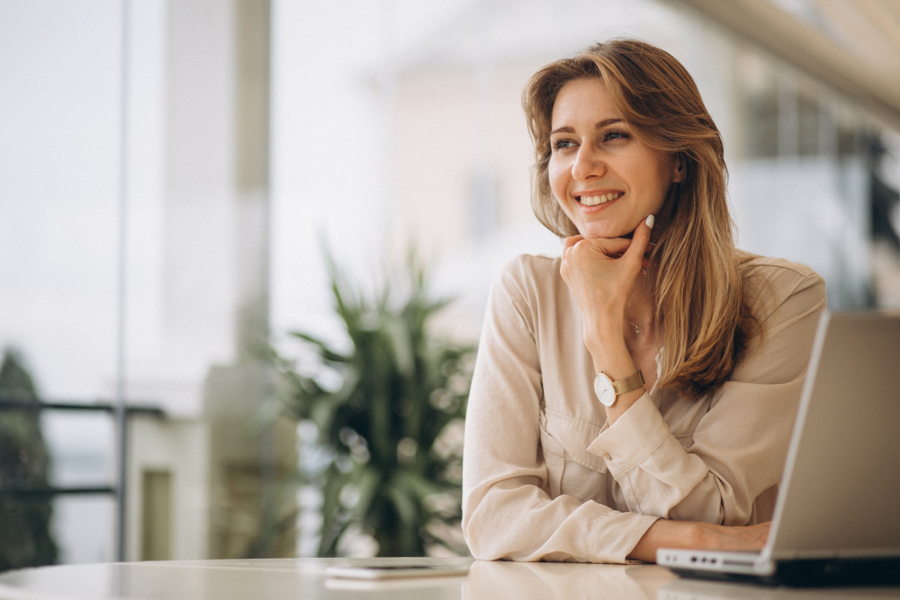 une femme souriante au travail